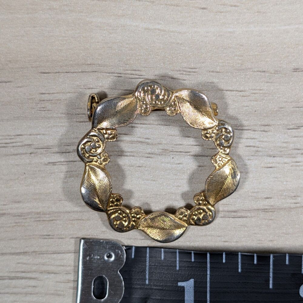 Vintage Gold Tone Leaf Wreath Brooch Mid Century Textured 1.5”